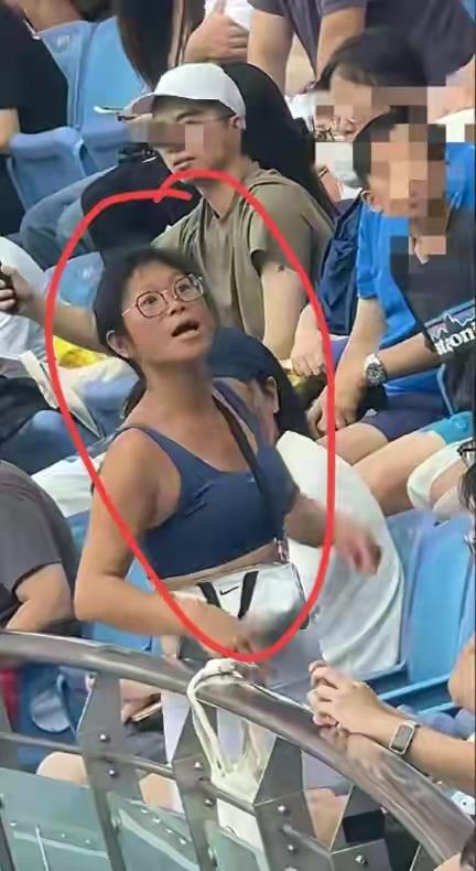 这个女人把自己过成了一个奇葩昨天上海网球大师赛，一个女人在观众席上大声喧闹，