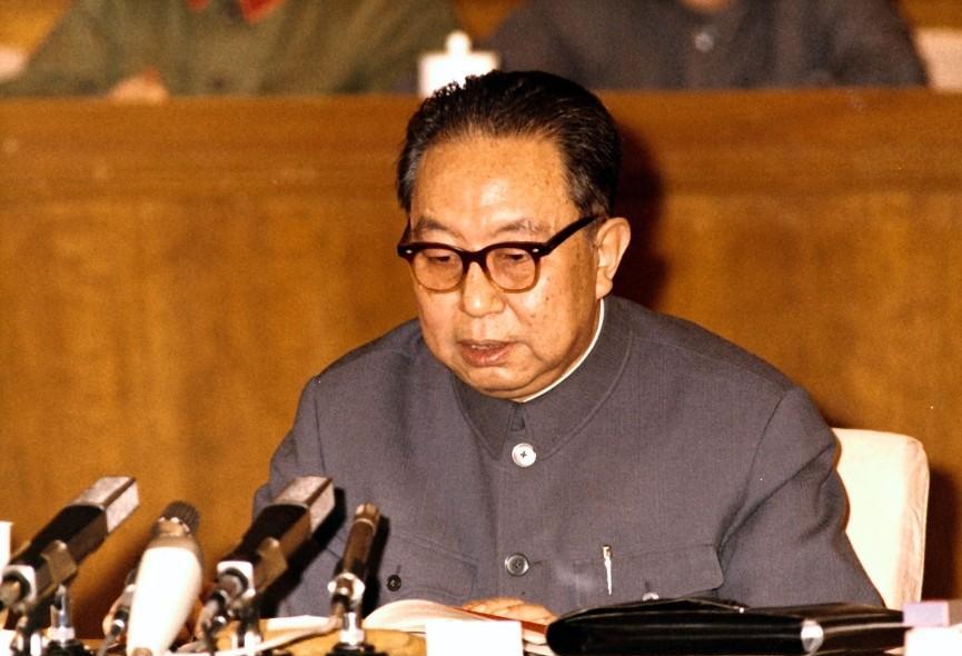 春耕时节，华国锋再次走访黄河流域的农业县。这片田野，几十年前他曾与毛主席共同谈论