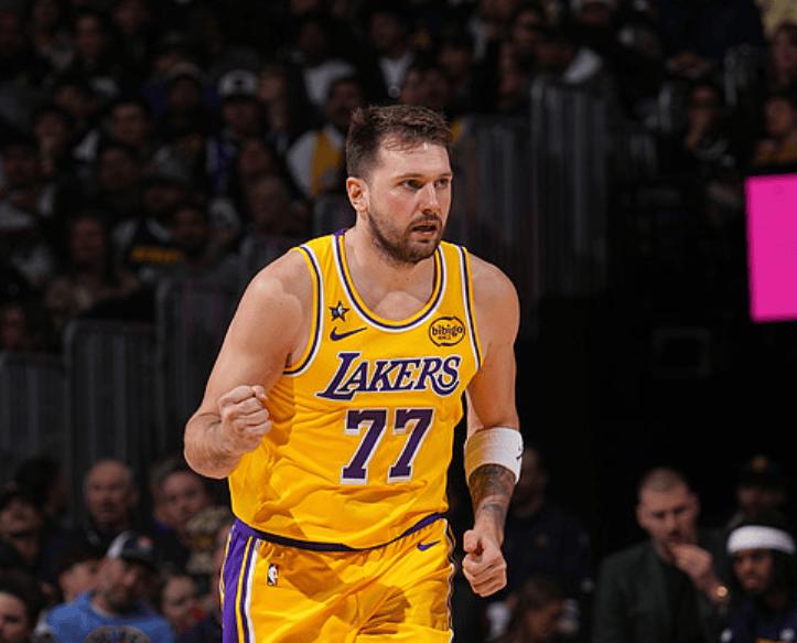 湖人今夏有5名到期合同球员，未来可期老詹、八寸、海耶斯、可乐杯、文森特