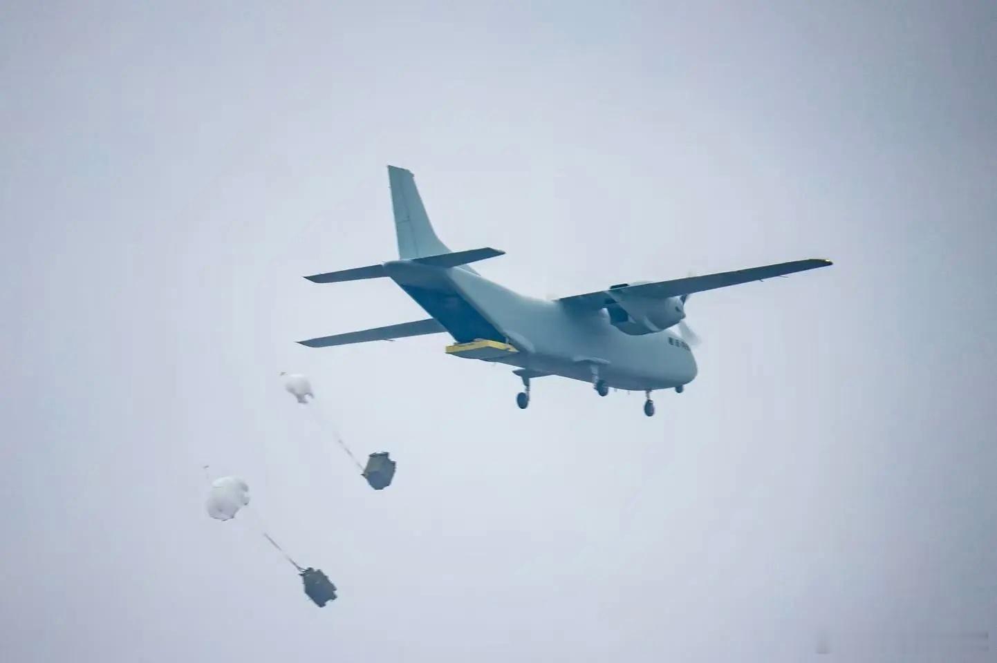 腾盾无人机军团11月13日，2025四川低空经济产业链生态大会在自贡航空产业园举