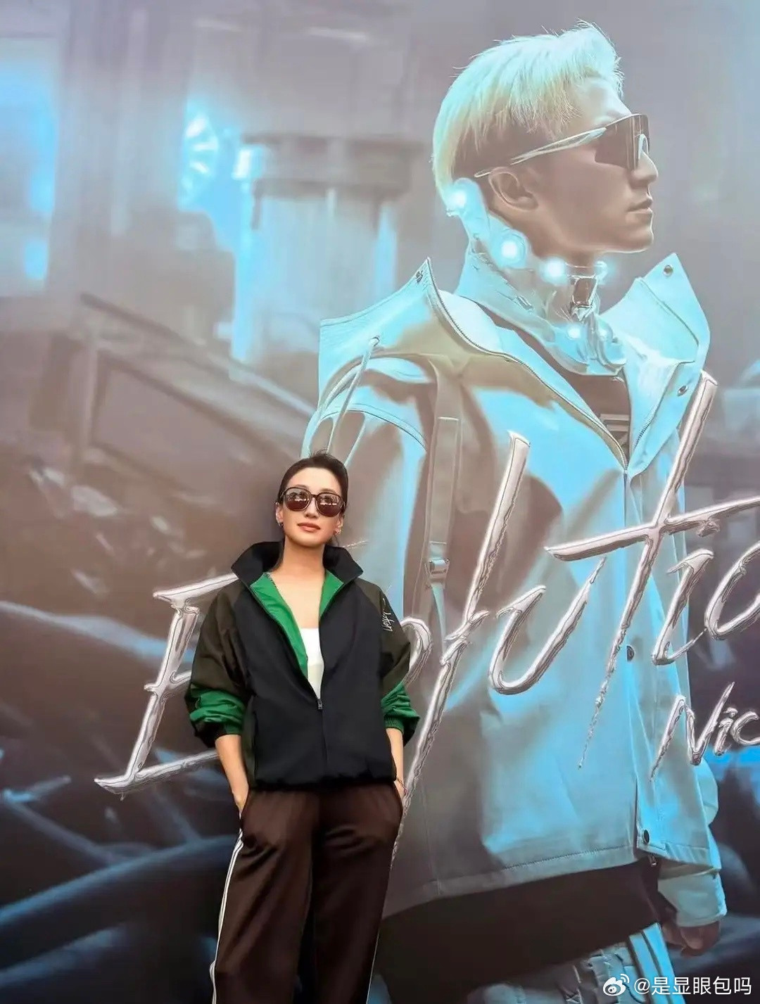 谢婷婷回国看谢霆锋演唱会，与7岁女儿坐观众席，母女自拍好开心！