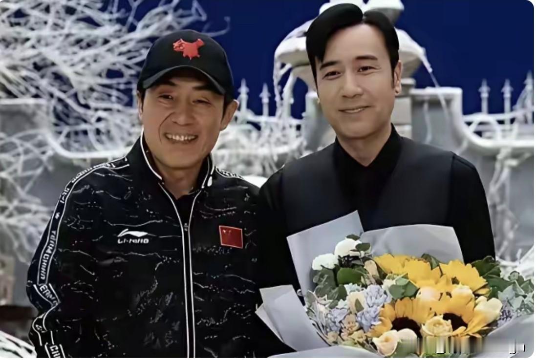 张艺谋和于和伟站在一起，画风特别舒服。一个是拿过无数奖的大导演，一个是演啥像