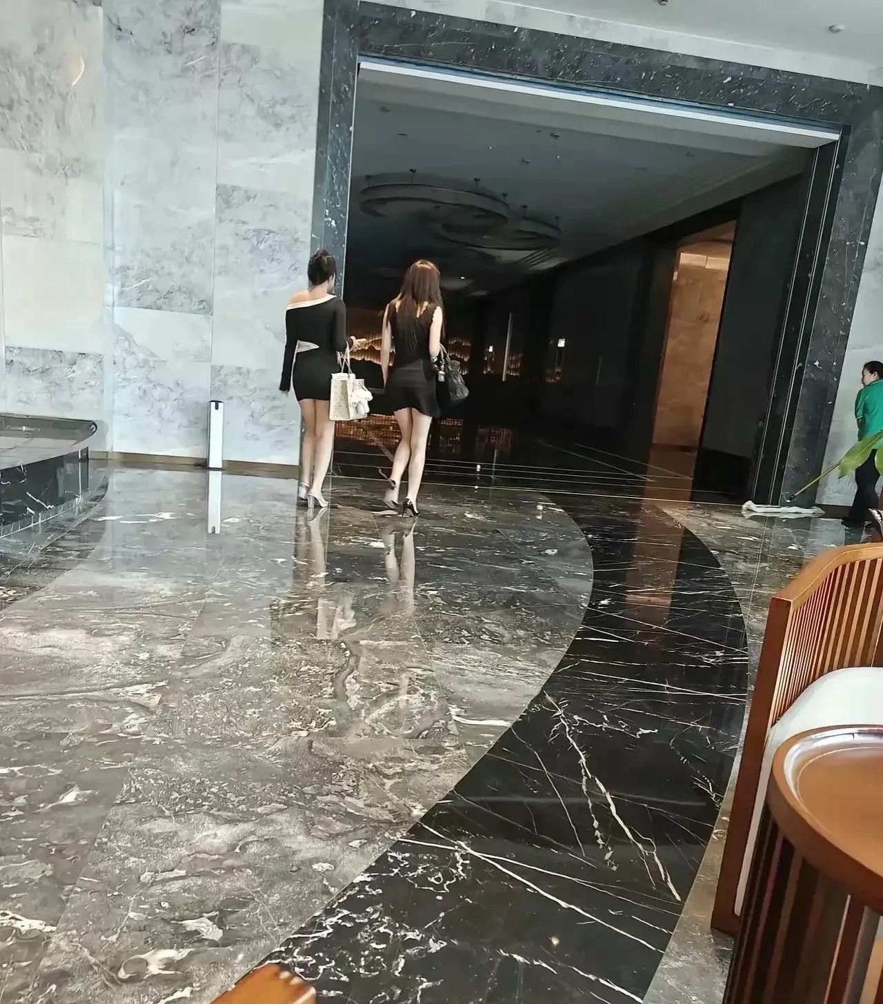 入住一家五星级酒店，看到有身材高挑，青春靓丽的时尚美女进进出出，个个都是平常看不