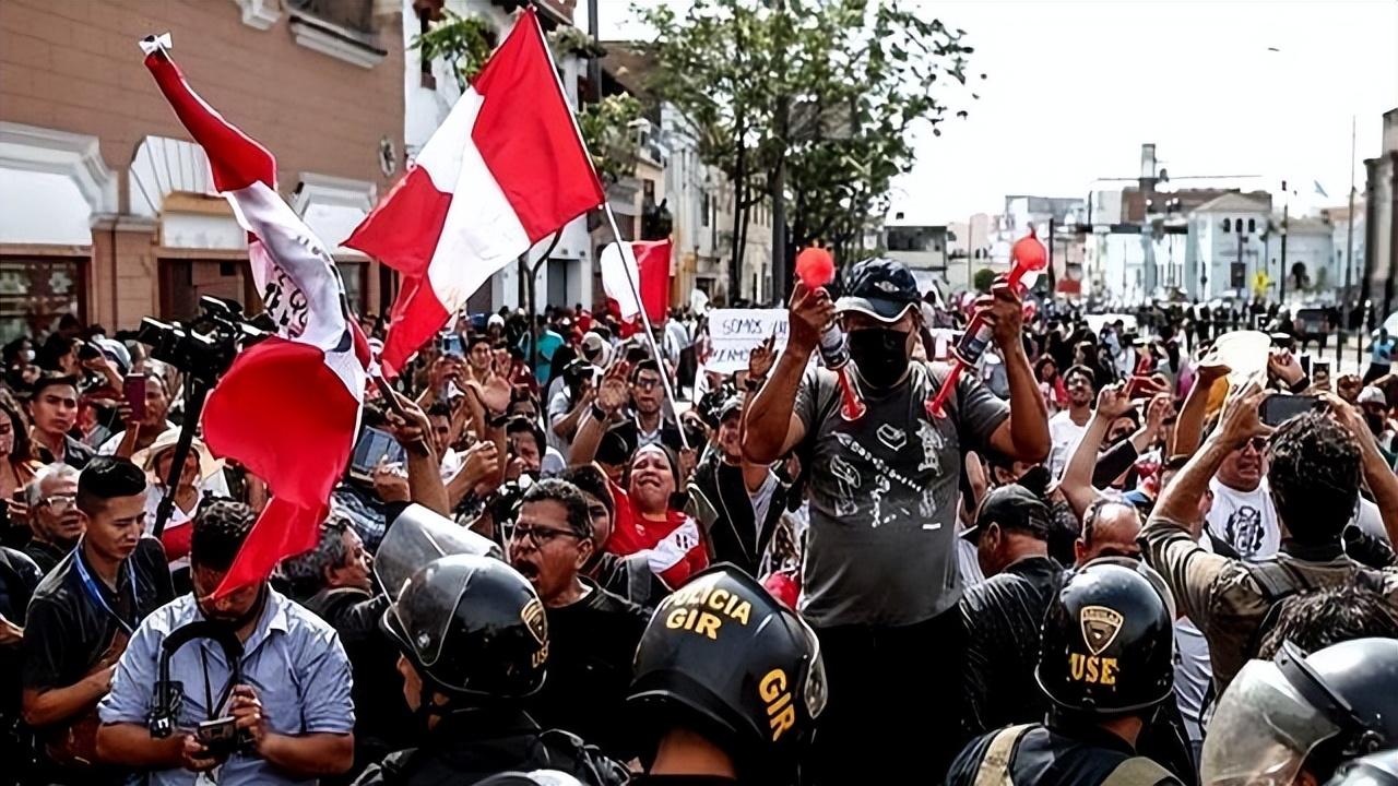 谁能想到？一个国家10年换9位总统，比闹着玩还随意！秘鲁这两天彻底火了，4月