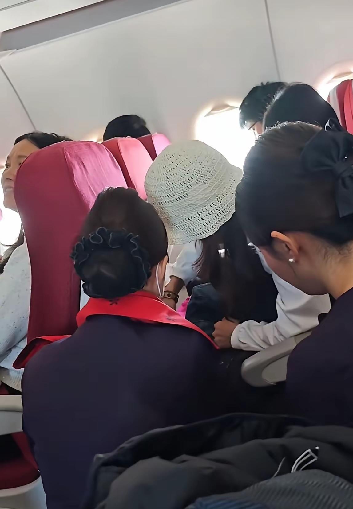 这个空姐够倒霉的，好好工作却遇上这么糟心的事！飞机都快落地了，这位乘客偏偏