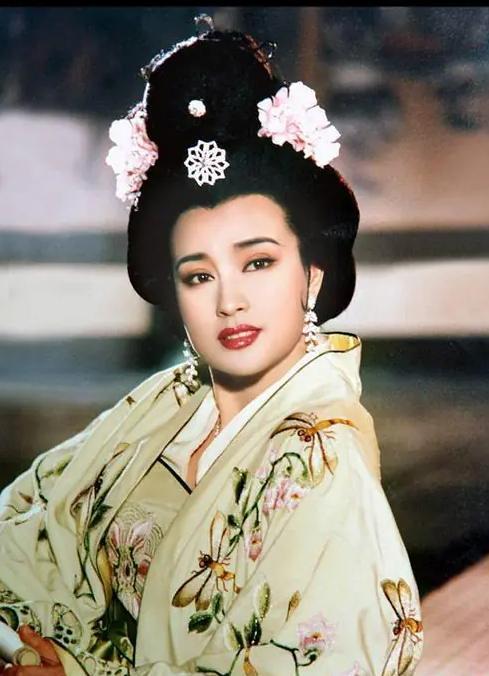 1985年，35岁的当红影星刘晓庆，和71岁的国民党特务头子沈醉第一次见面，沈醉