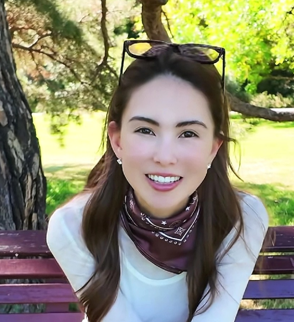 昆凌坐在公园长椅上笑着透露老公的创作小秘密吃得越多，写歌效率越高要知道，周杰