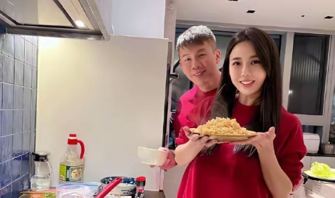 陶喆再一次证明，娶妻要娶年轻的，即使你老了，她还美得心旷神怡