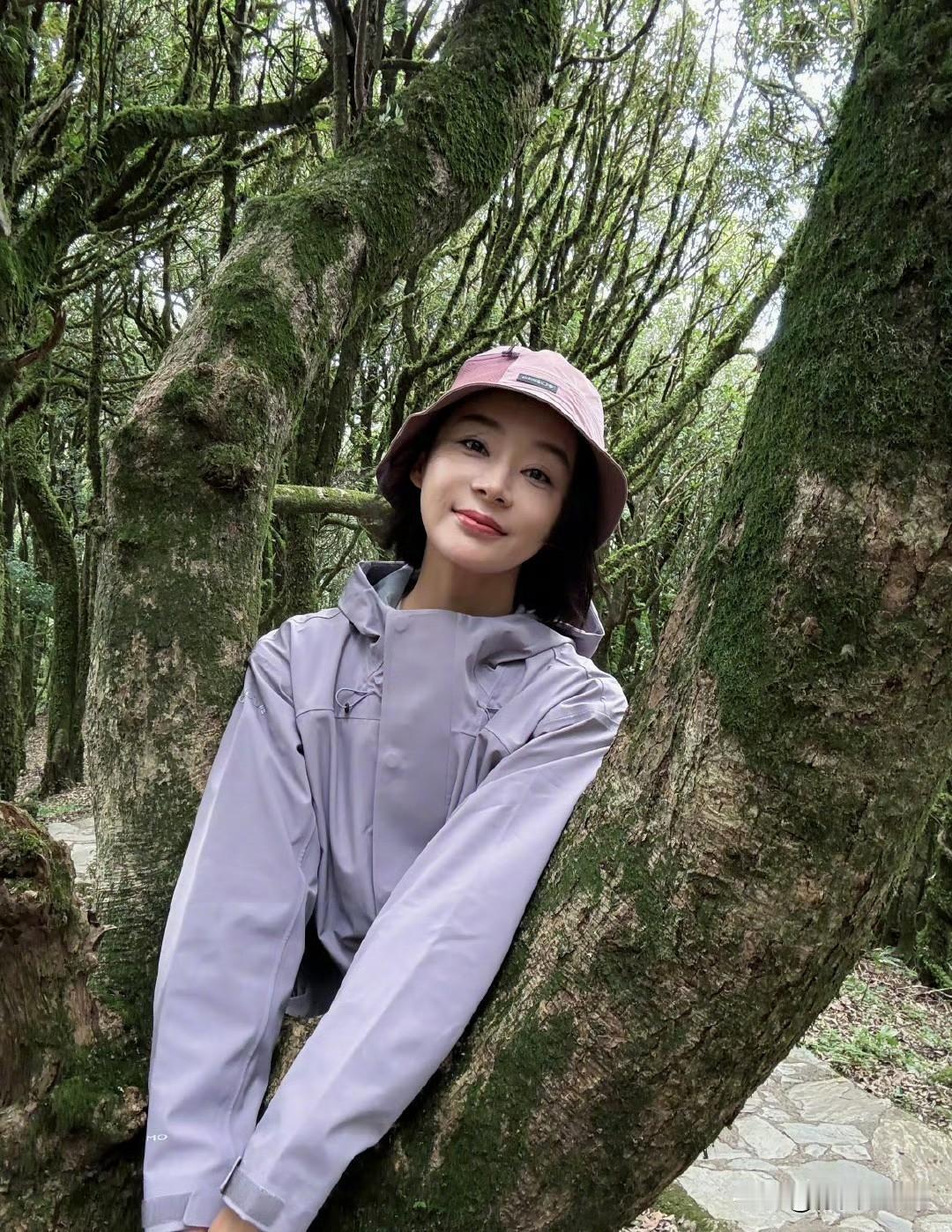 7月22日，袁姗姗去哀牢山拍戏，引来了一堆命理师，有人叫她拍完快跑，有人说她这两