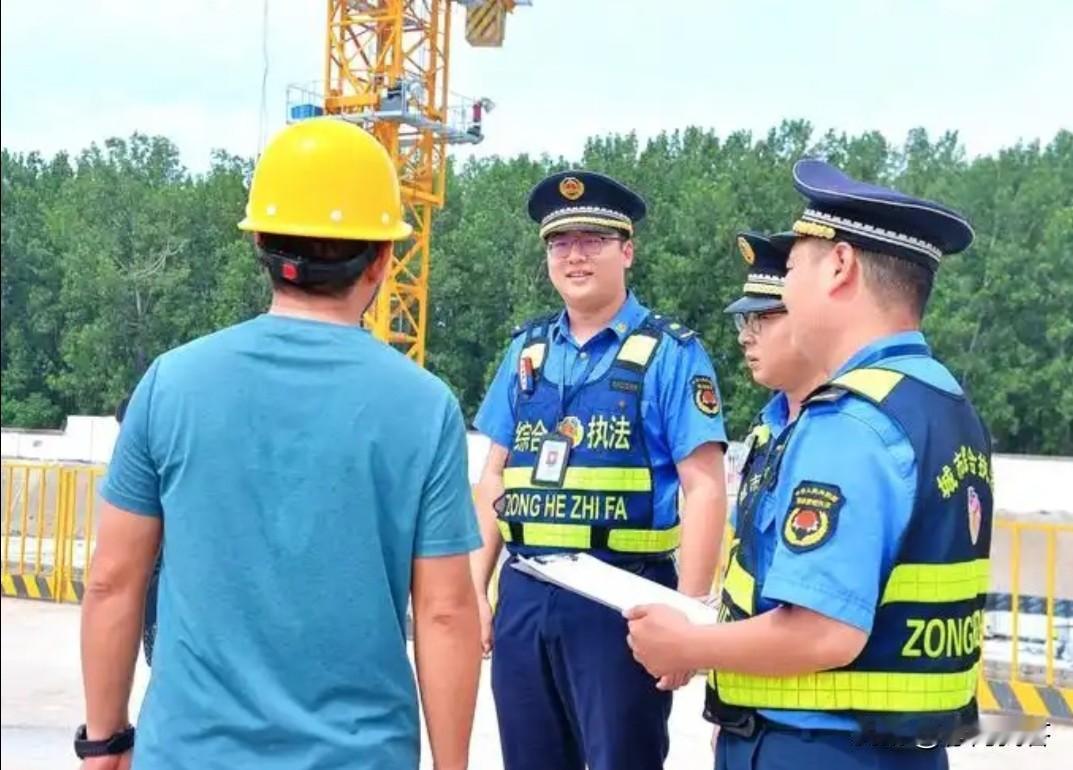 1、城市管理综合执法人员是警察还是辅警？答案：城市管理综合执法人员既不是警察，