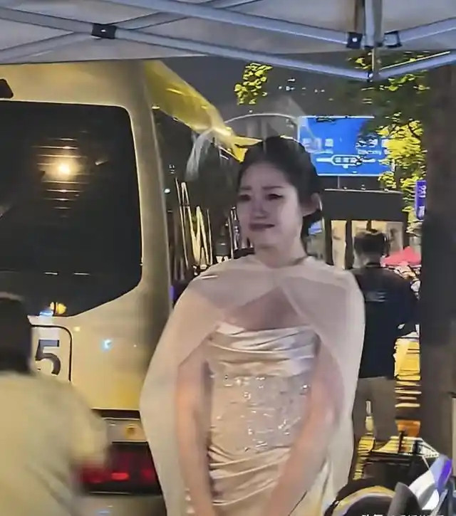 路灯下的崩溃！万千惠深夜痛哭，鞠躬道歉看哭全网