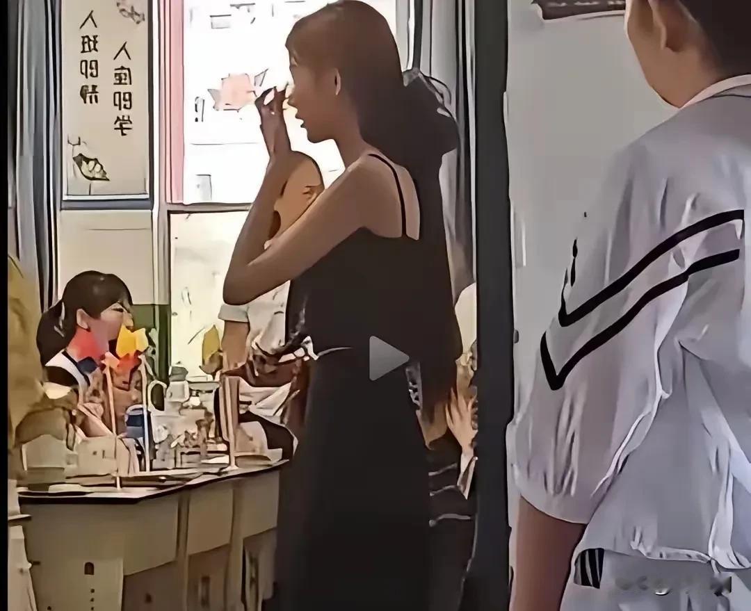 浙江一初中家长会上，三位妈妈成了全场的亮点，一个妈妈穿黑色吊带，一个穿露背长裙，