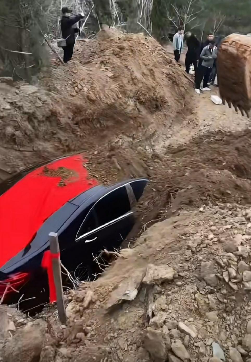 瞠目结舌的陋习，有人直接陪葬一台崭新的奔驰S450L！实在搞不懂这是炫耀还是孝