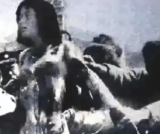 1928年，贺龙的胞妹被带到刑场，敌人将她衣服扒光，分开四肢绑在绑在两根横木杠上
