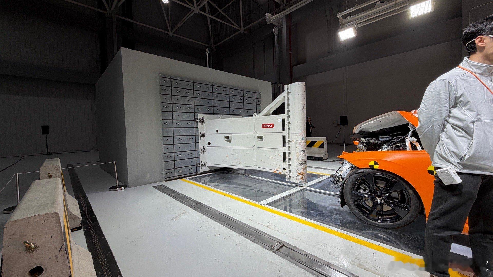 因为这台车还没上市，所以不许拍照…那我们来看看这个柱子吧～说了半天柱碰，看到了么