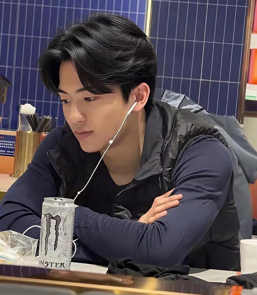 谢霆锋大儿子谢振轩，换了一个发型更帅了，看着有点像年轻时的郭富城！