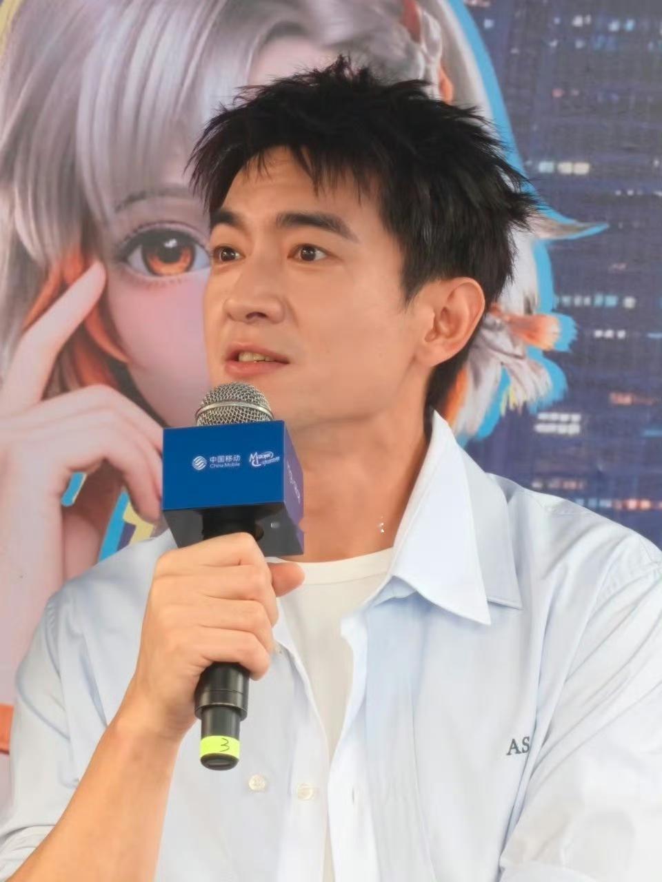 38岁林更新现身广州大学城某活动被偶遇，他身穿浅蓝色衬衣配卡其色休闲裤，清爽又帅气，真人又高又白，完