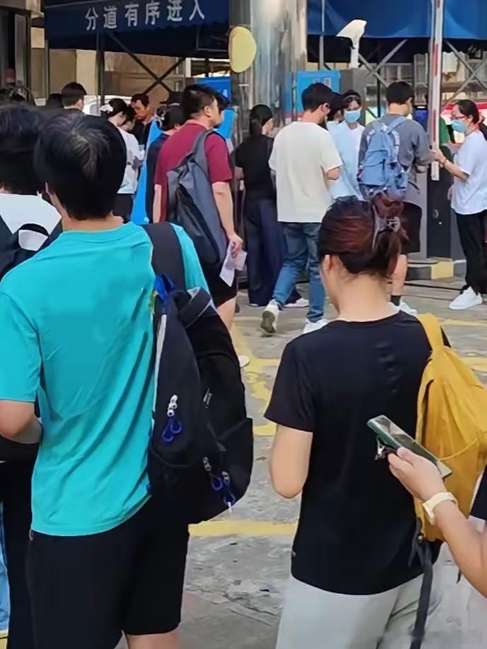 现在的高考已经彻底变味！前两天晚上我去高中校门口接侄子，距离高考还有差不多10天