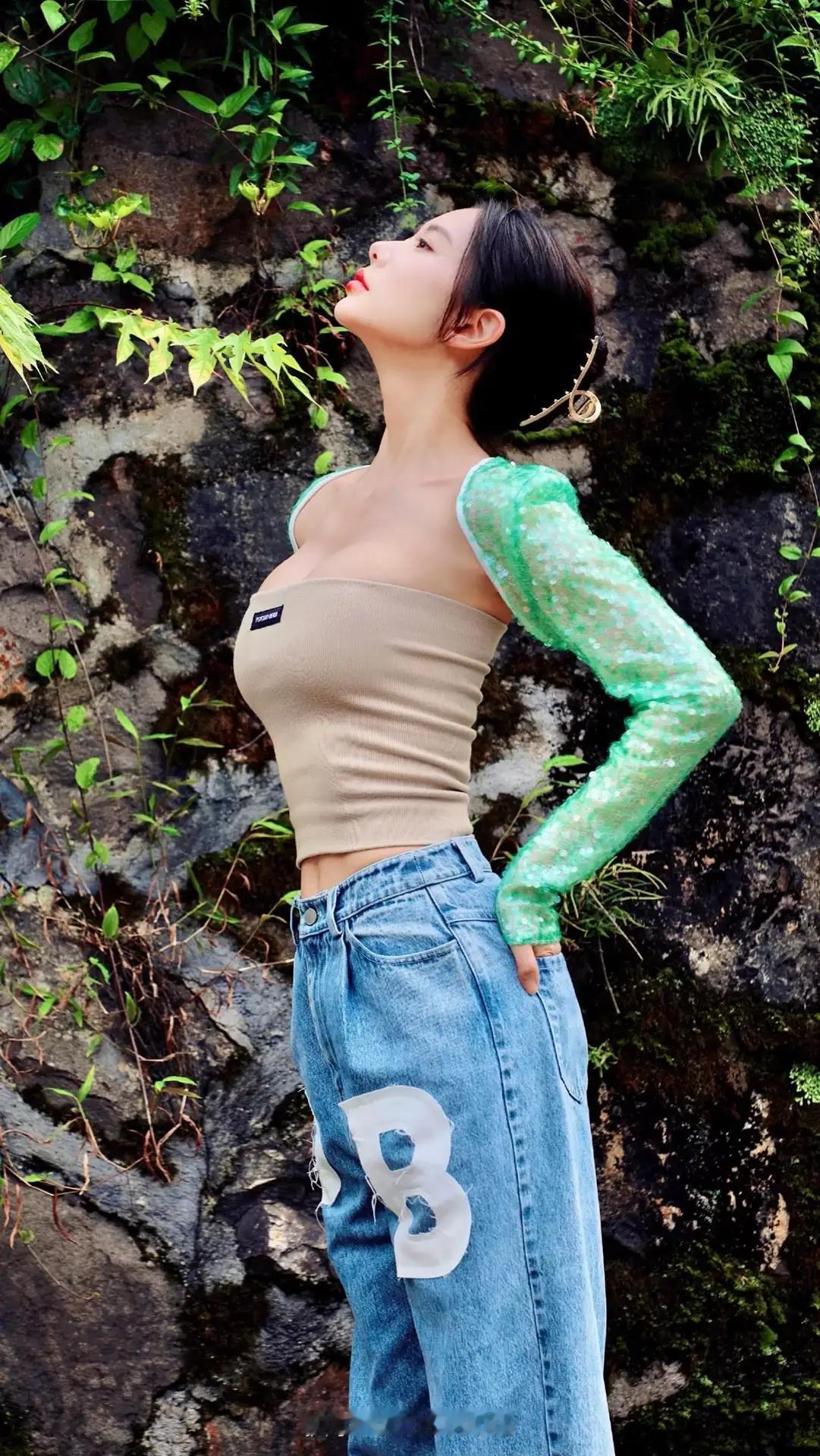 克拉拉的美是韩国技术整容不出来的，她的气质很特别，就是一枚小妖精。