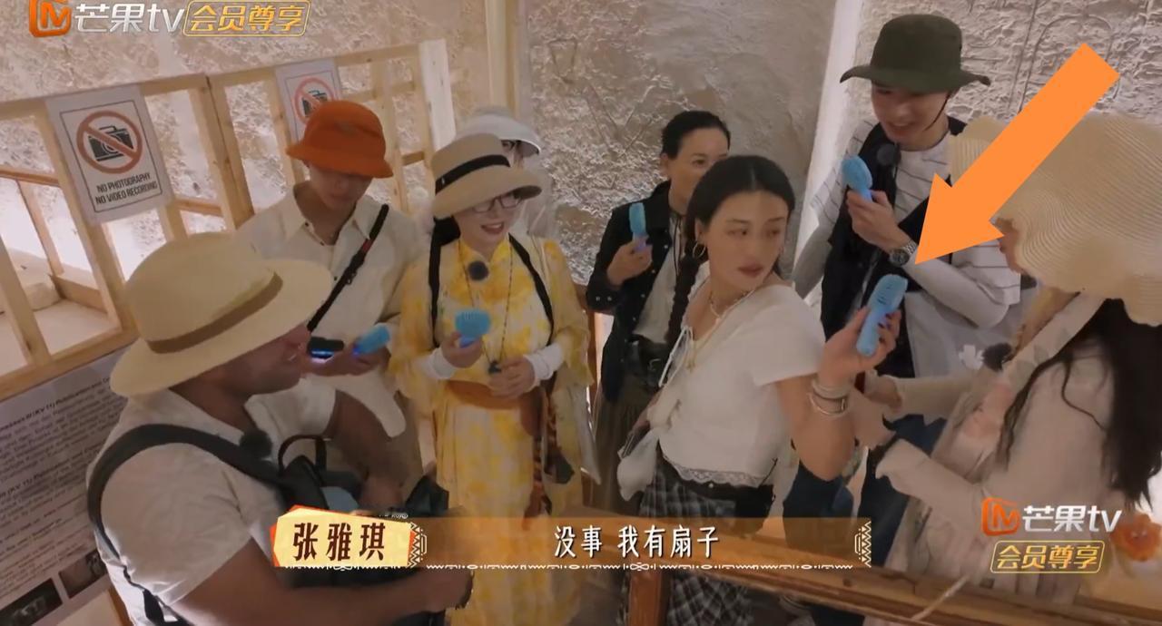 哎呀，马思纯凭什么走到哪里都被偏爱呀我看到这一幕就搞明白了。导游穆穆给