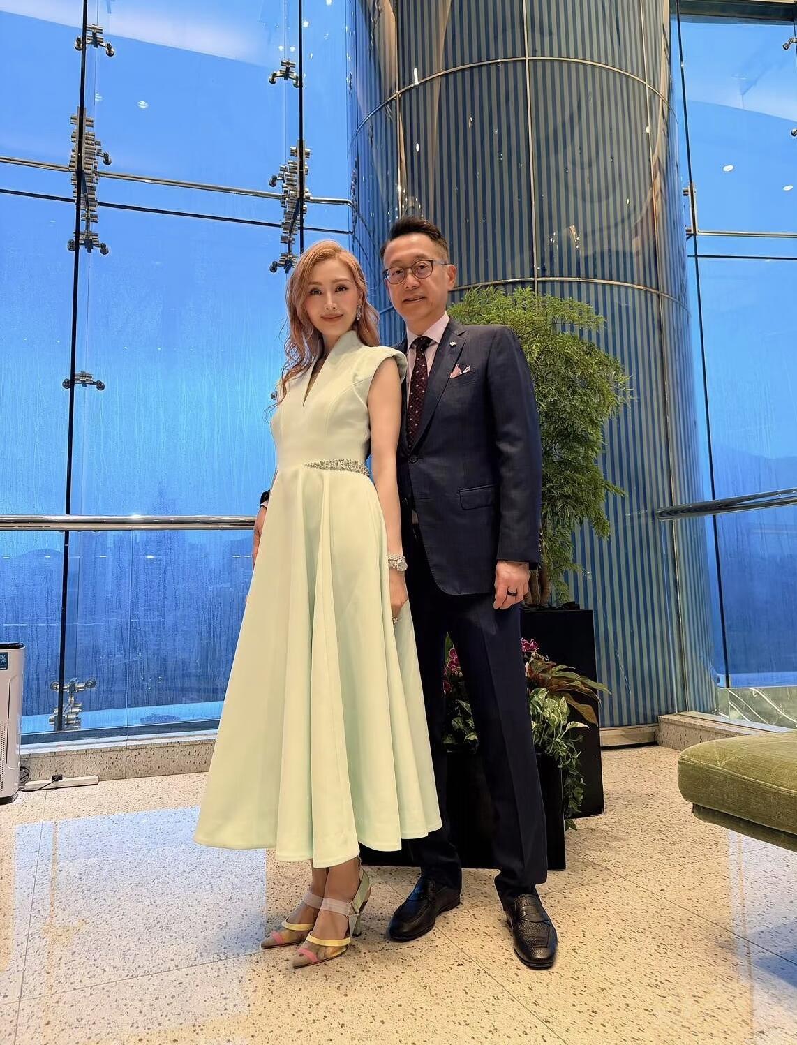 女神李嘉欣50多岁了还这么迷人，跟许晴一样，是一个老了之后还很有气质，有明星范的