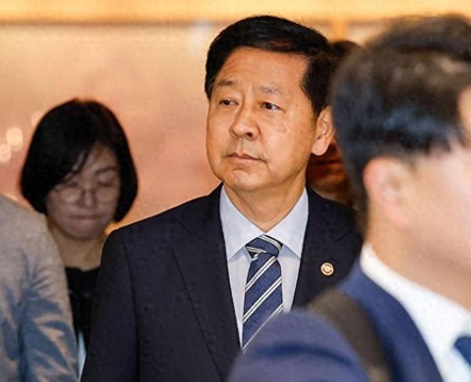 最尴尬出差：副总理人都到机场了，才发现自己的官没了韩国政坛这两天出了个让人哭笑