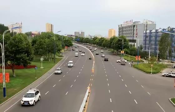会议室里已经没人愿意表态了。观望，才是安全的生存法则。1.职场最深的城府，