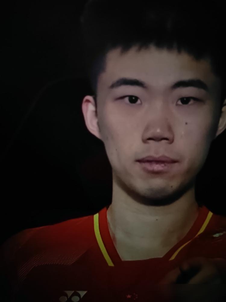 腿抽筋，14-19落后，眼看又要掉链子。翁泓阳突然不打了，他开始玩脏的。你以