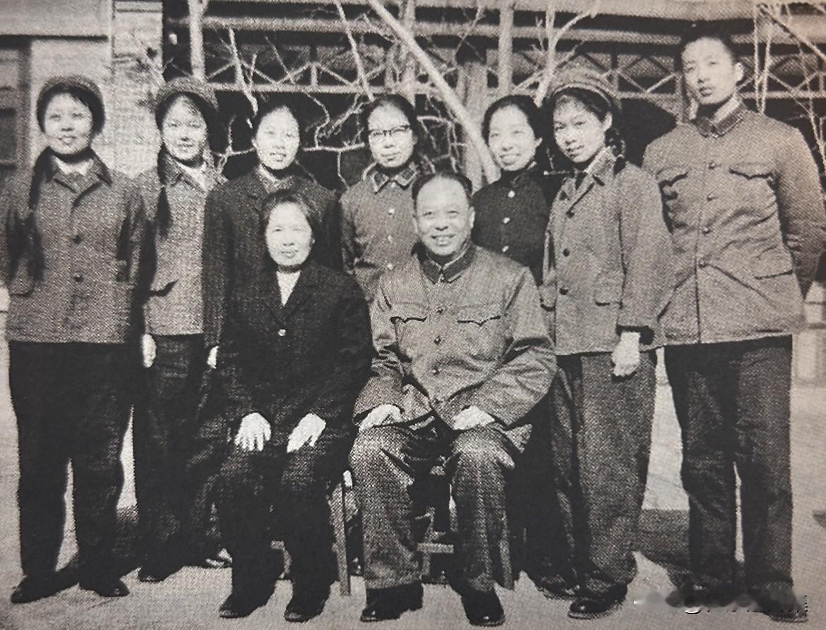 1973年，张耀祠全家在中南海留影。此时，他已在中南海工作了整整二十年，身兼中共