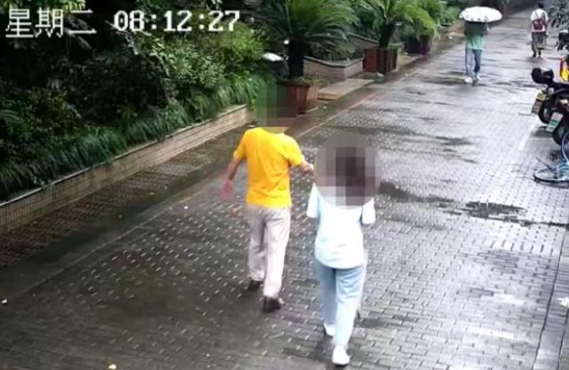 浙江湖州，一名年轻女生刚刚步入社会，在工作当中认识了已经六十岁的男上司。这名手握