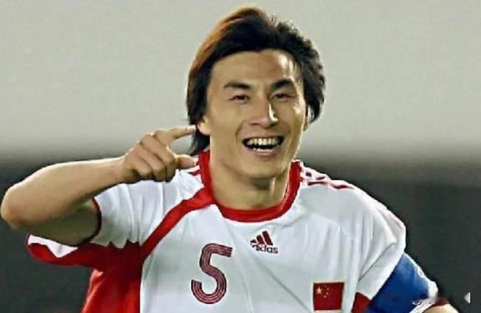 2009年亚冠小组赛，贾秀全执教的上海申花对阵李玮锋效力的韩国水原三星。赛前贾秀