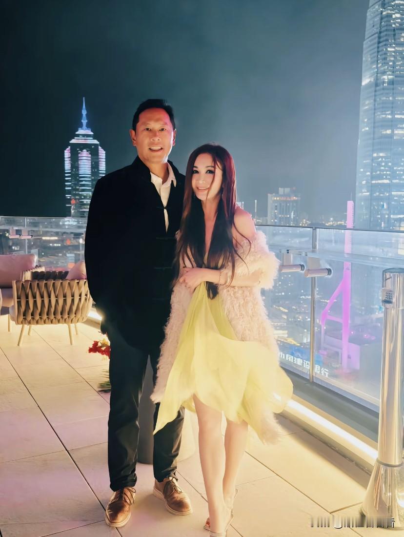 59岁温碧霞平安夜晒出多位好友合照，老公和众位好友已老，她依然年轻，甄子丹和她站