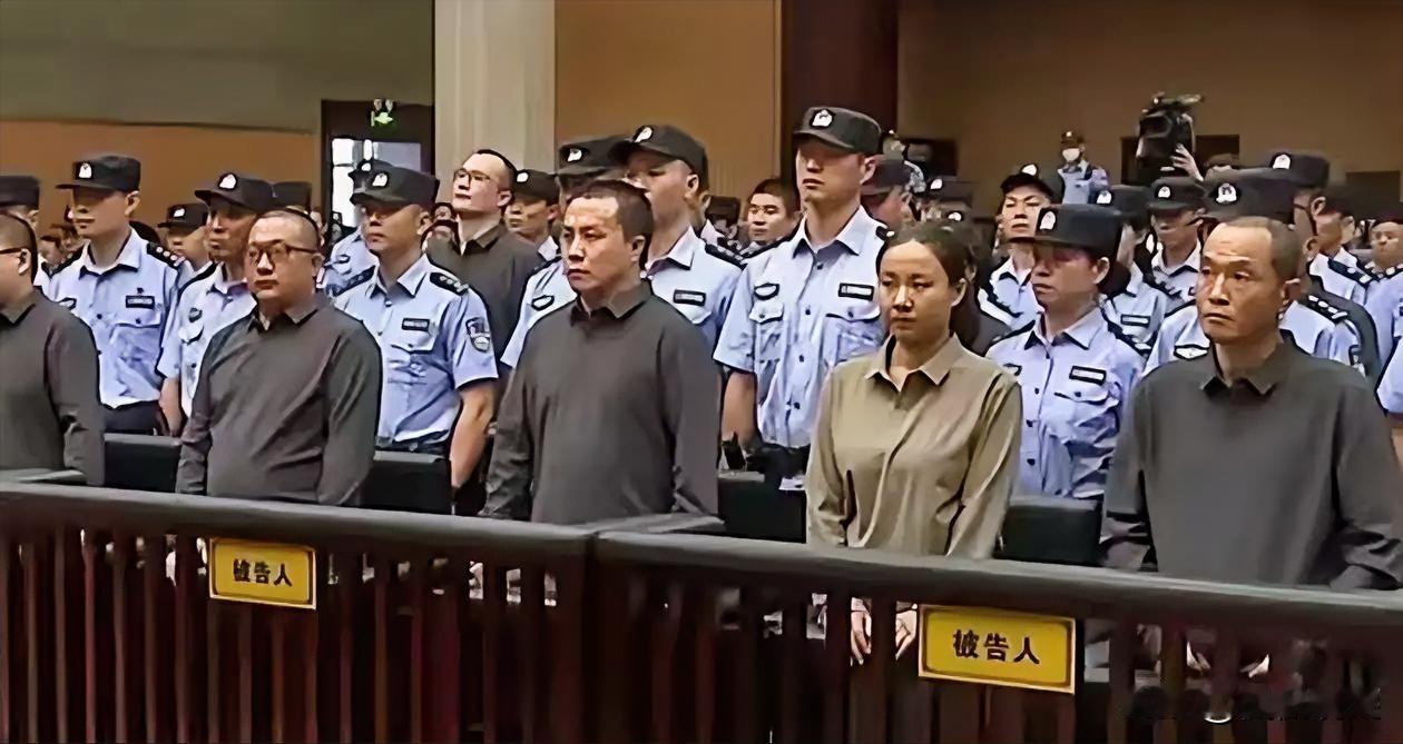 我奶奶看了明真真的面相，说了16点，真准1. 眼神阴鸷：庭审时其眼神透出与年