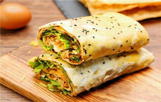 全国十大名饼10、山东煎饼——杂粮摊制，薄如纸张、韧性十足。卷大葱蘸甜面酱，