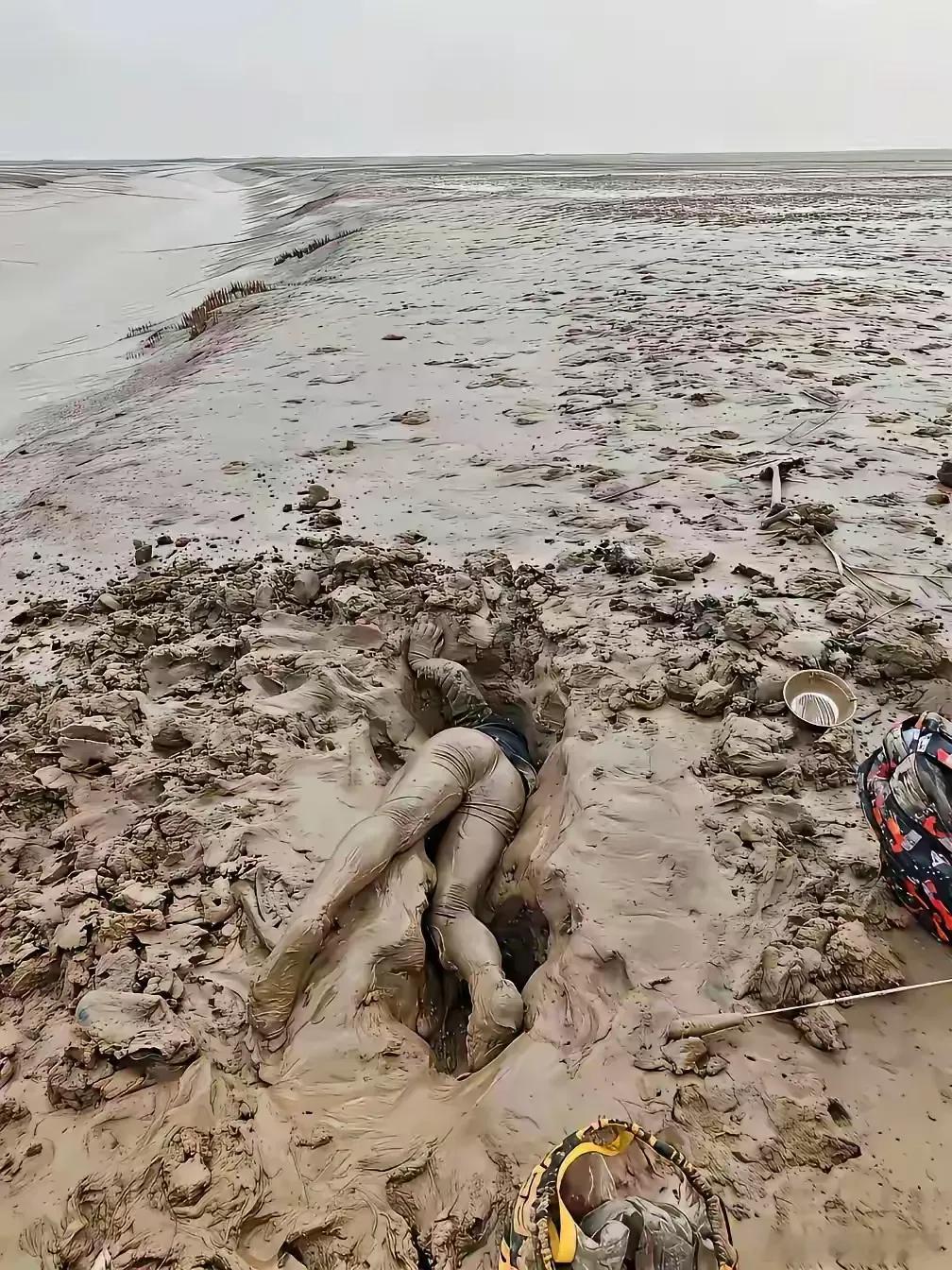海边玩个沙子，这是何苦呢？