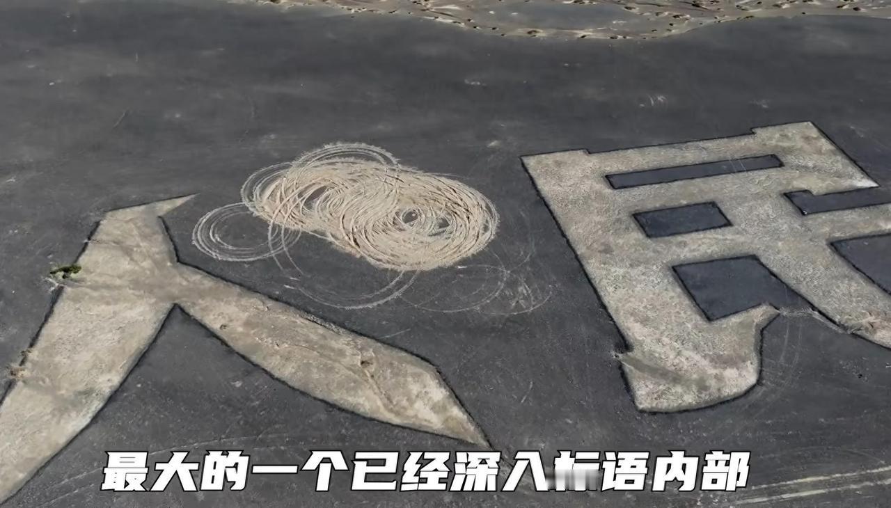 反华势力入侵？破坏新疆标语还狡辩，卫星实锤打脸，军方发声在新疆哈密的戈壁滩上