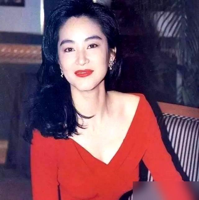 林青霞当年为《东方不败》造型，直接把全裸拍立得照片甩给张叔平。这事，搁现在哪个流