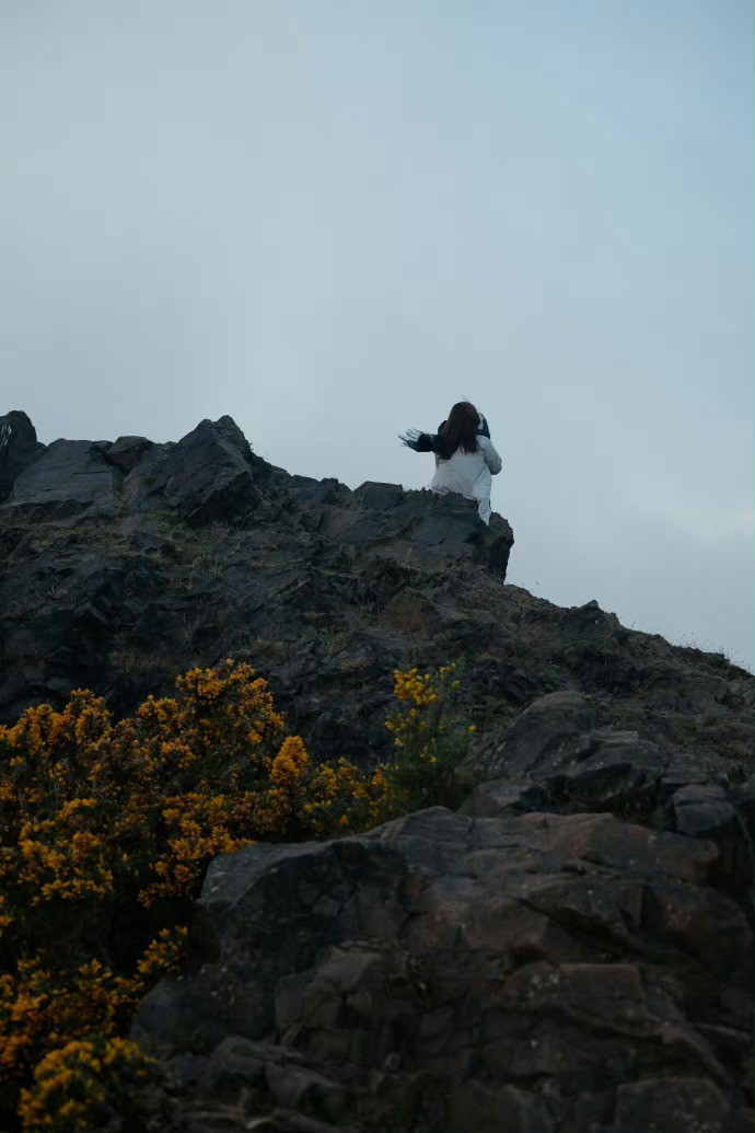 在心理学里，有一个叫“积极心理学”，它列举了7件可以让人感到长久喜悦的小事：1.