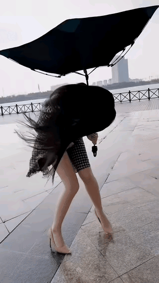 美丽“冻人”，美女太尴尬了初冬时节，天气寒冷。有个美女外出参加活动，她穿着一