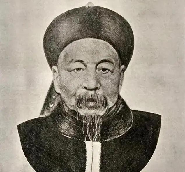 1876年，64岁高龄的左宗棠打到新疆敌占区时，突然有100多个衣着破烂的清朝官