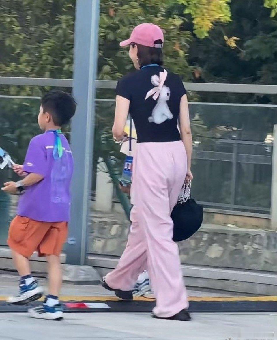 马龙老婆夏露真的好漂亮，带着两个儿子，儿子也很懂事，好温馨的画面，龙嫂把家里打理