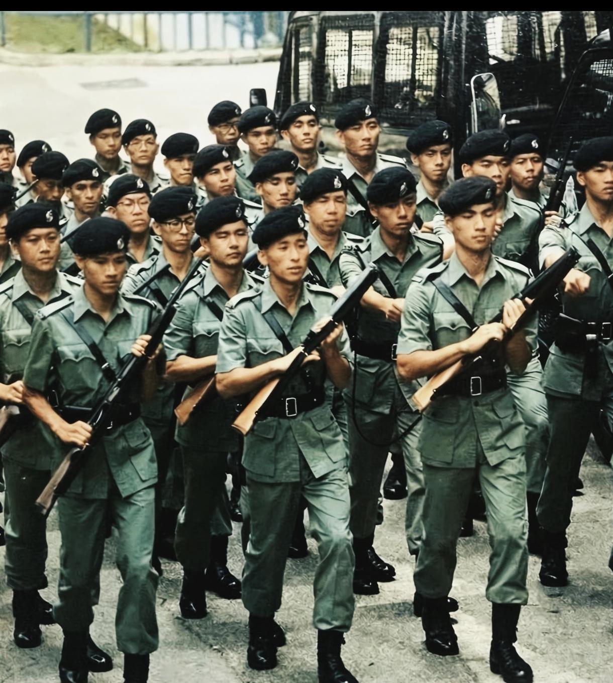 2026年7月1日是香港回归祖国29周年，以前的夏季冬季制服很有精神，鞋擦的亮，