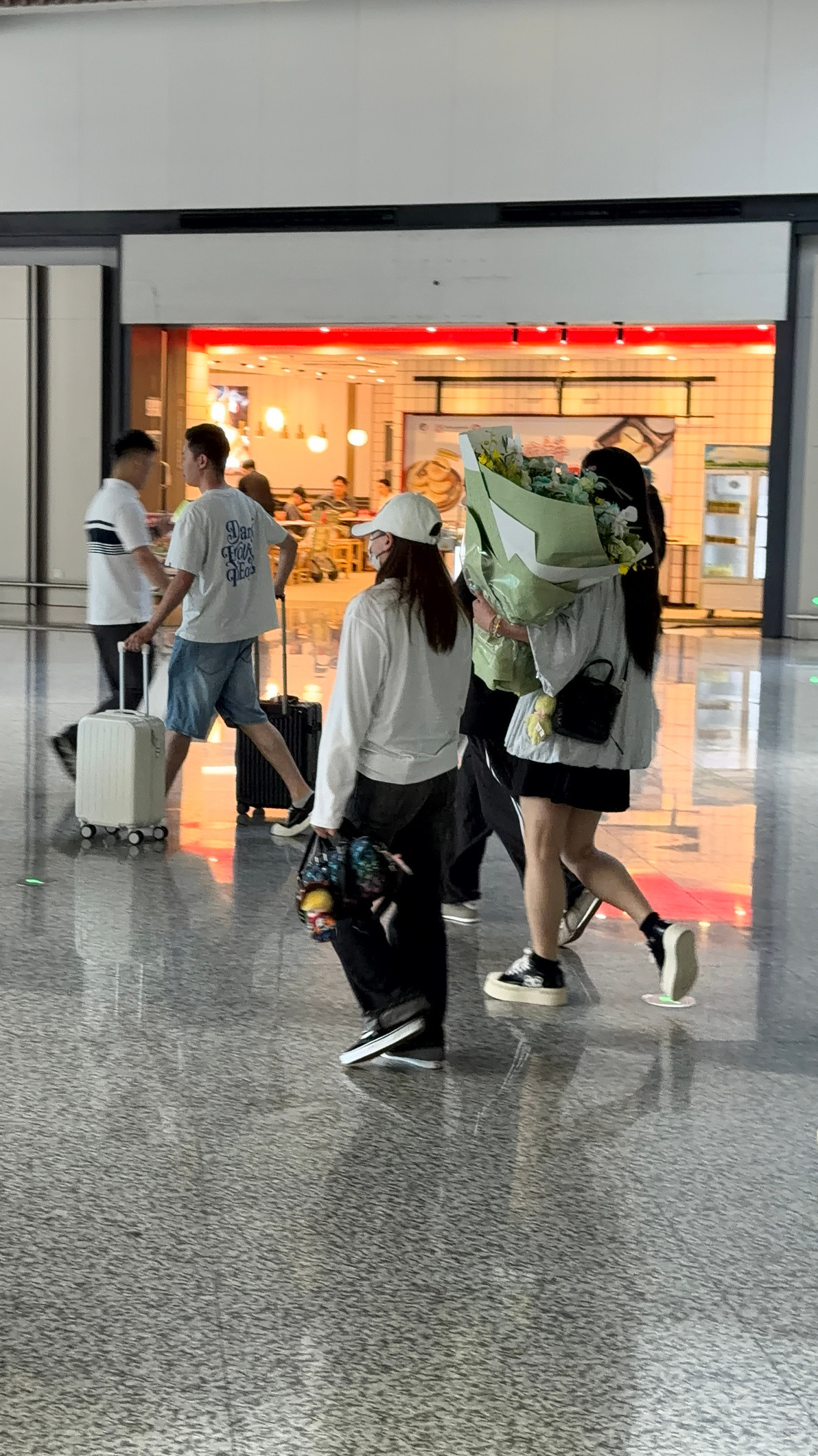 全杭州都在偶遇全红婵全红婵暑假又来杭州啦，再次来到杭州不是为了比赛任务，而是享受