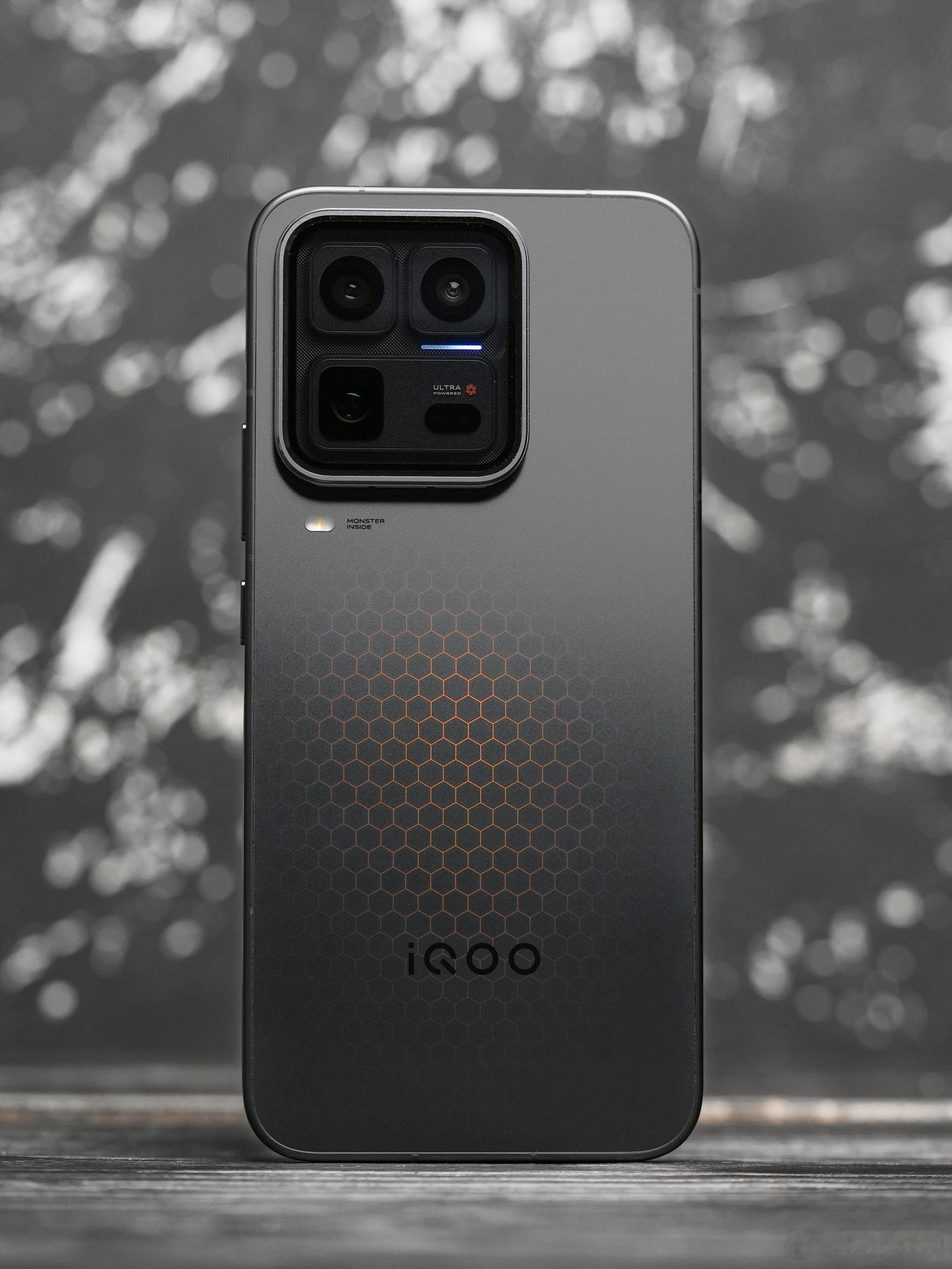 iQOO15Ultra2077刚拿到手，这台手机的外观属实太酷太科幻了。后