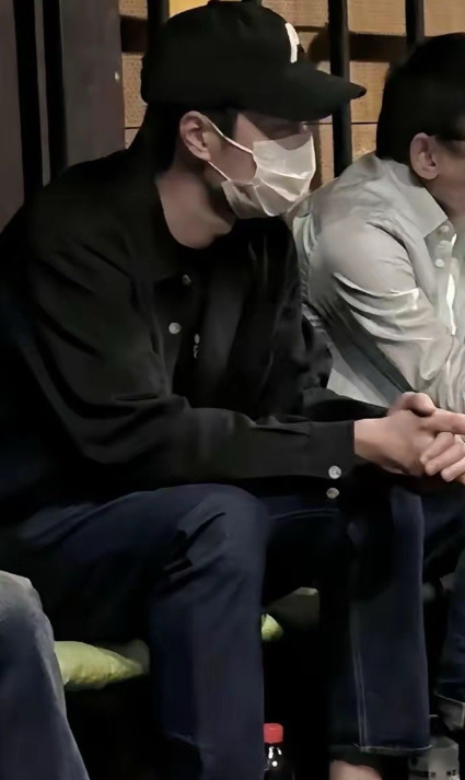 王一博因为长期高强度工作导致难以享受演戏过程，身心疲惫，需要时间休息与调整。更多