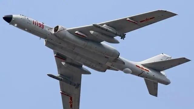 1983年，一架空军轰6在万米高空飞行，突然，一架战机从云里钻出，竟急速撞向轰6