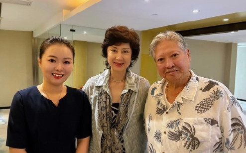 洪金宝和妻子在汕头一家酒店被偶遇，高丽虹真的太美了，打扮很洋气，她比洪金宝小了1