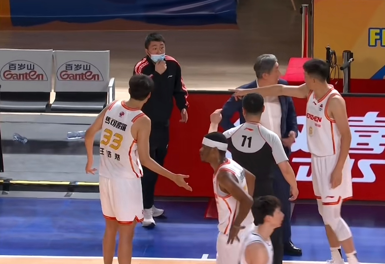 为什么有的主教练冲向技术台，裁判却不敢吹罚技术犯规呢？昨天晚上新疆飞虎男篮主