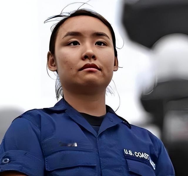 当年在美舰上警告中国海军的华人女兵郑浩儿，本以为能凭此换来绿卡和军功章，可她后来