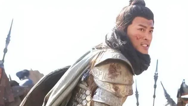 1362年，明军猛将胡大海正在观看士兵操练，蒋英从袖子中拿出五十斤重的铁锤，将其